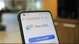 Perfil falso do INSS promete ajuda para resolver descontos indevidos; fique atento